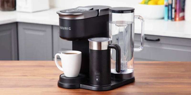 桌子上的咖啡壶 AI 生成的内容可能不正确。