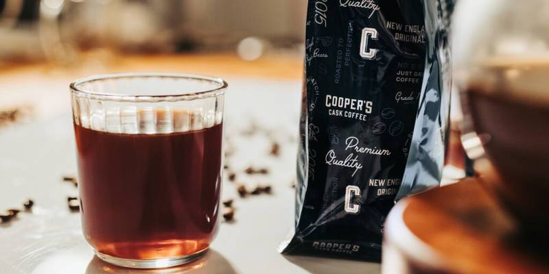 桌子上有杯啤酒 AI 生成的内容可能不正确。